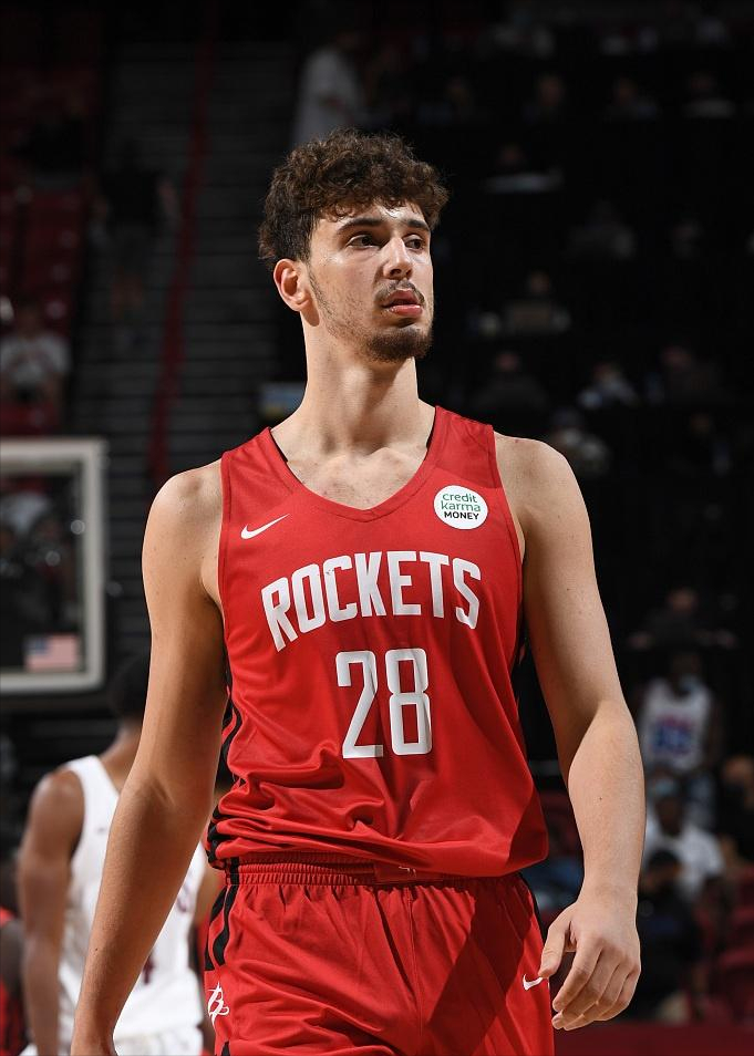 NG大舞台-今夜瓦伦西亚调整名单以备荷甲山东男篮远射贴柱备战NBA季后赛，现场解说直呼：阿扎伦卡连续三场比赛得分超过险胜的简单介绍